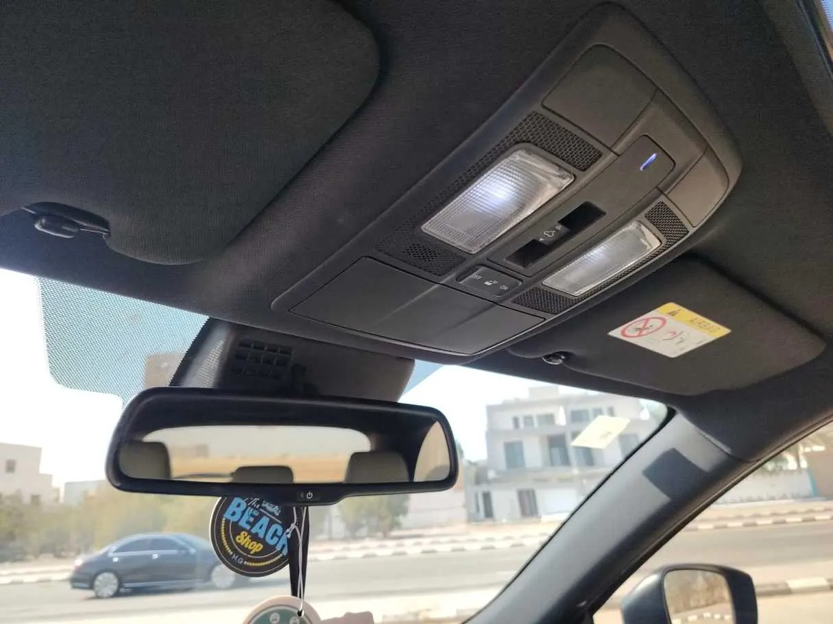 Car image 30