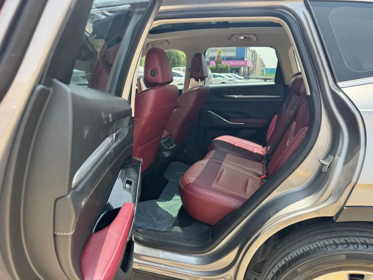 Car image 13