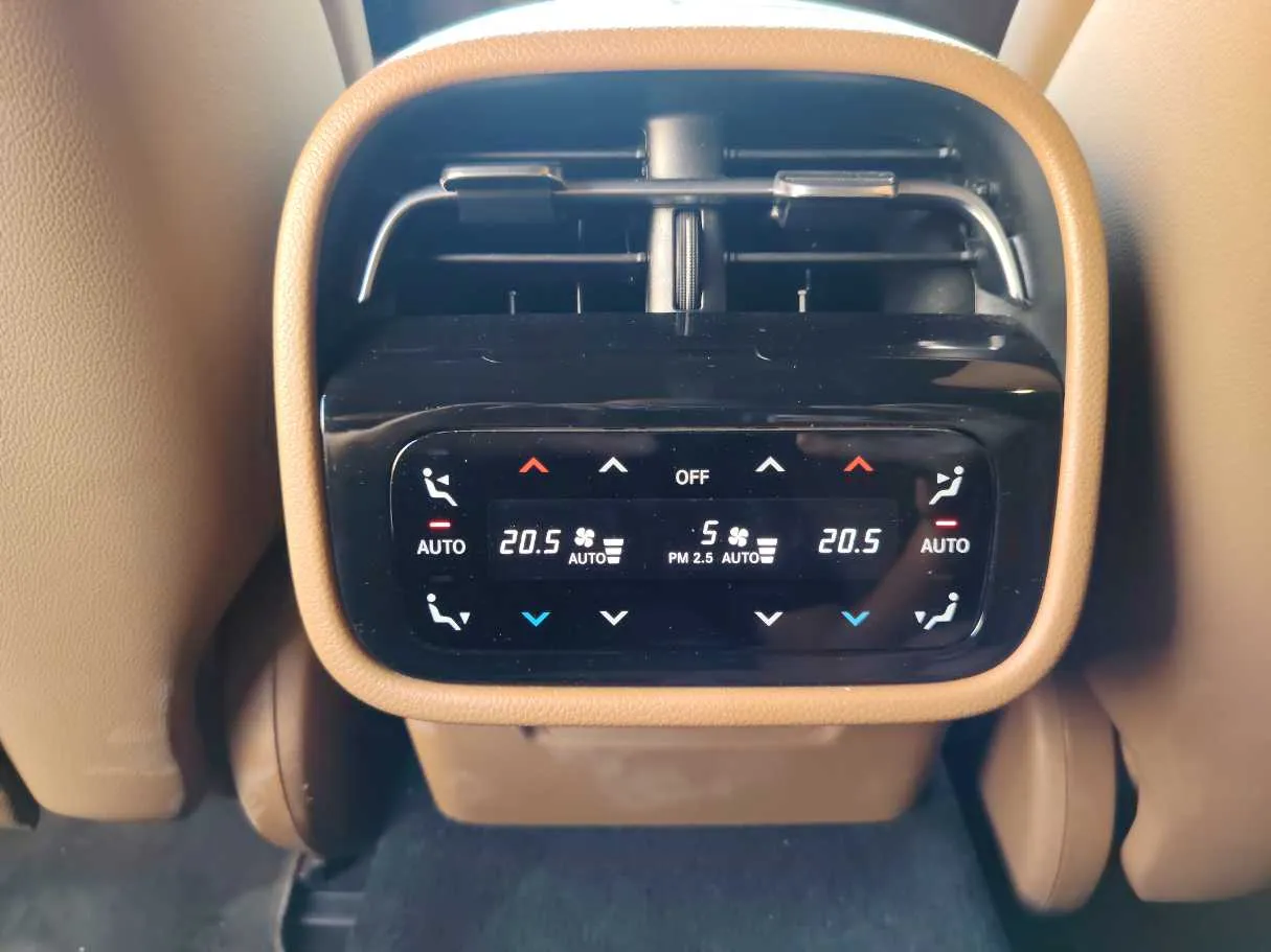 Car image 26