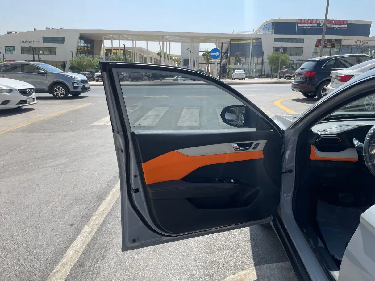 Car image 10