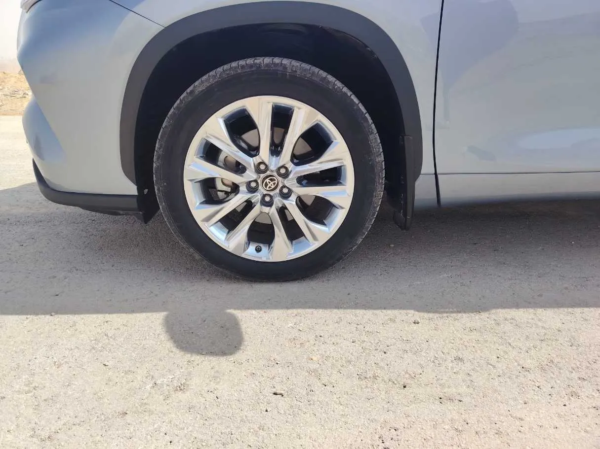 Car image 10