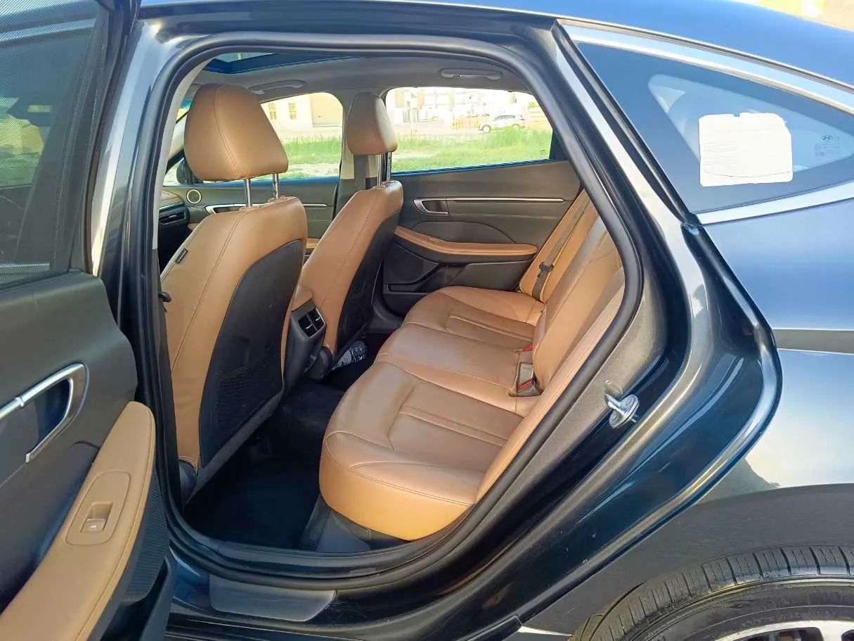 Car image 19