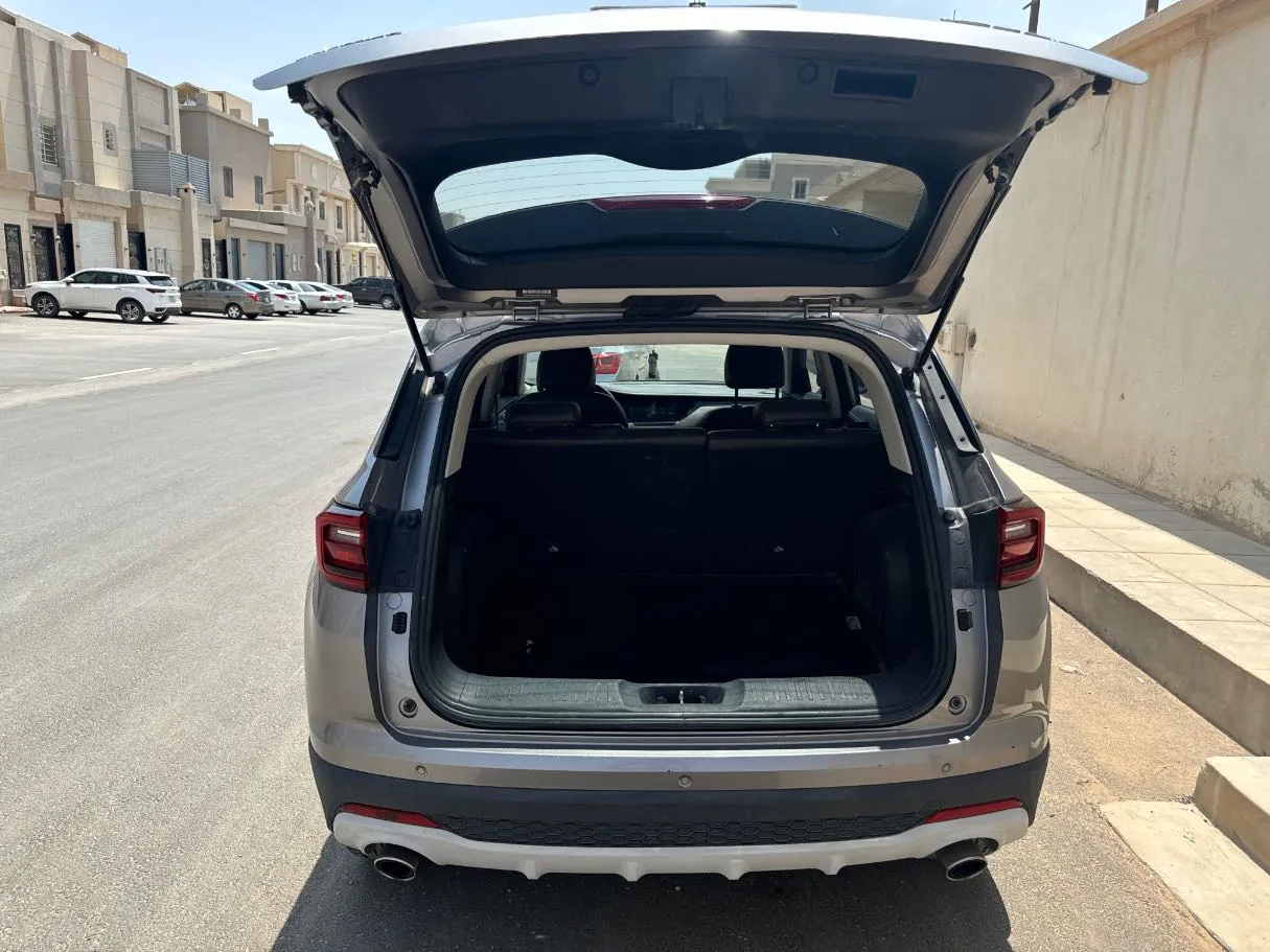 Car image 19