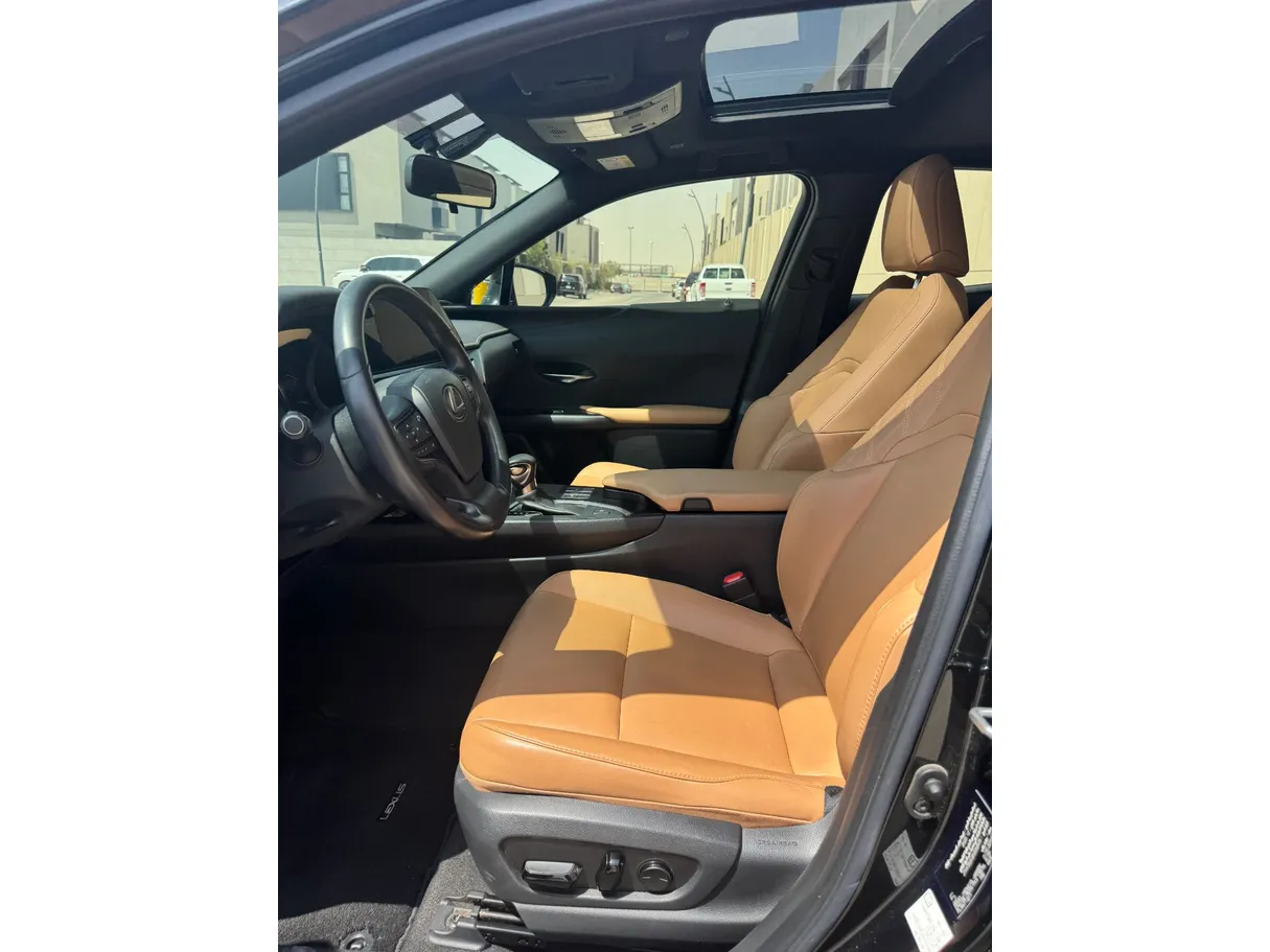Car image 11