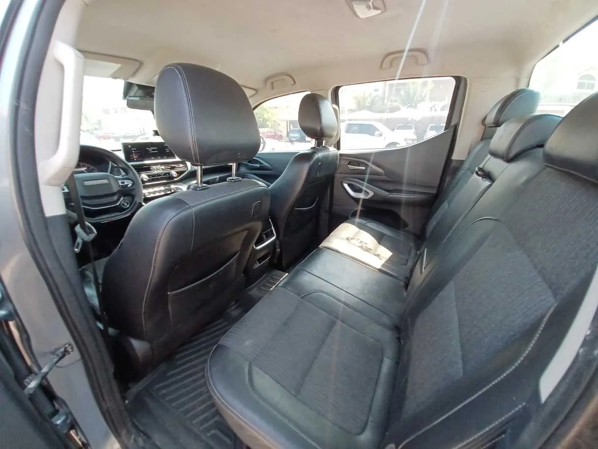 Car image 12
