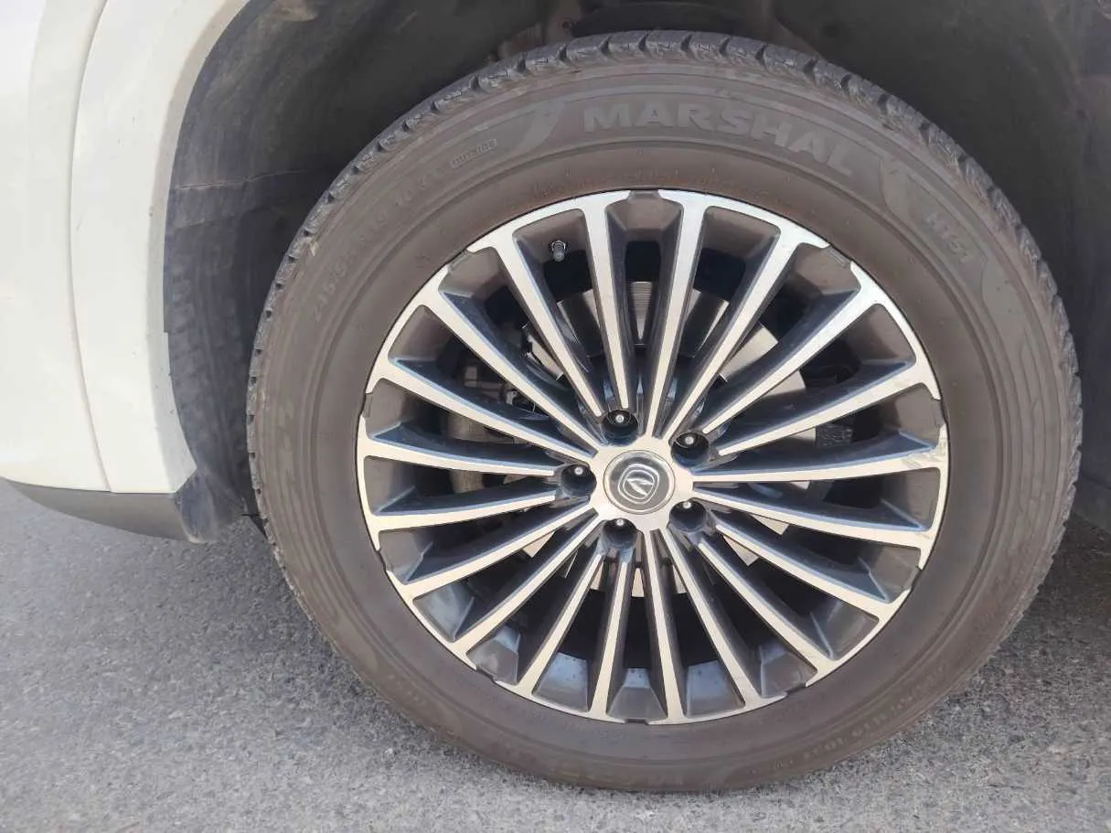Car image 10