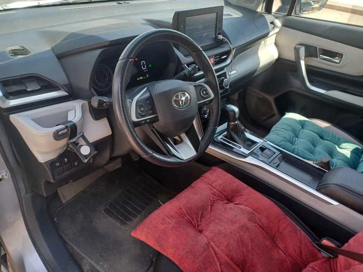 Car image 11