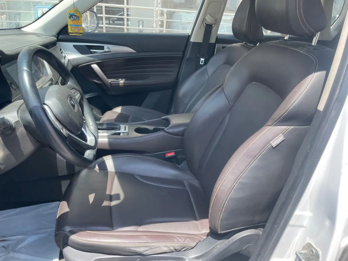 Car image 12