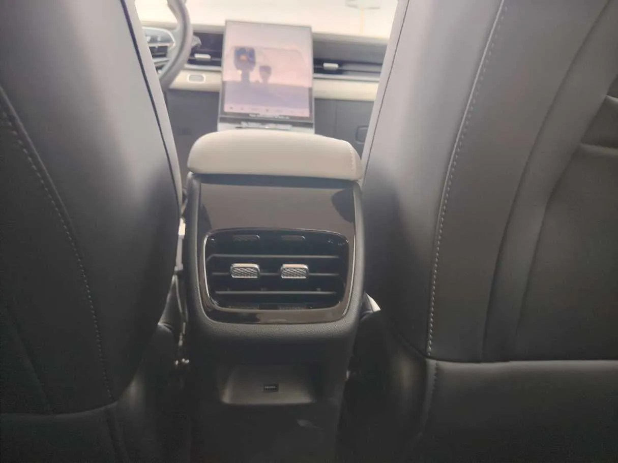 Car image 27