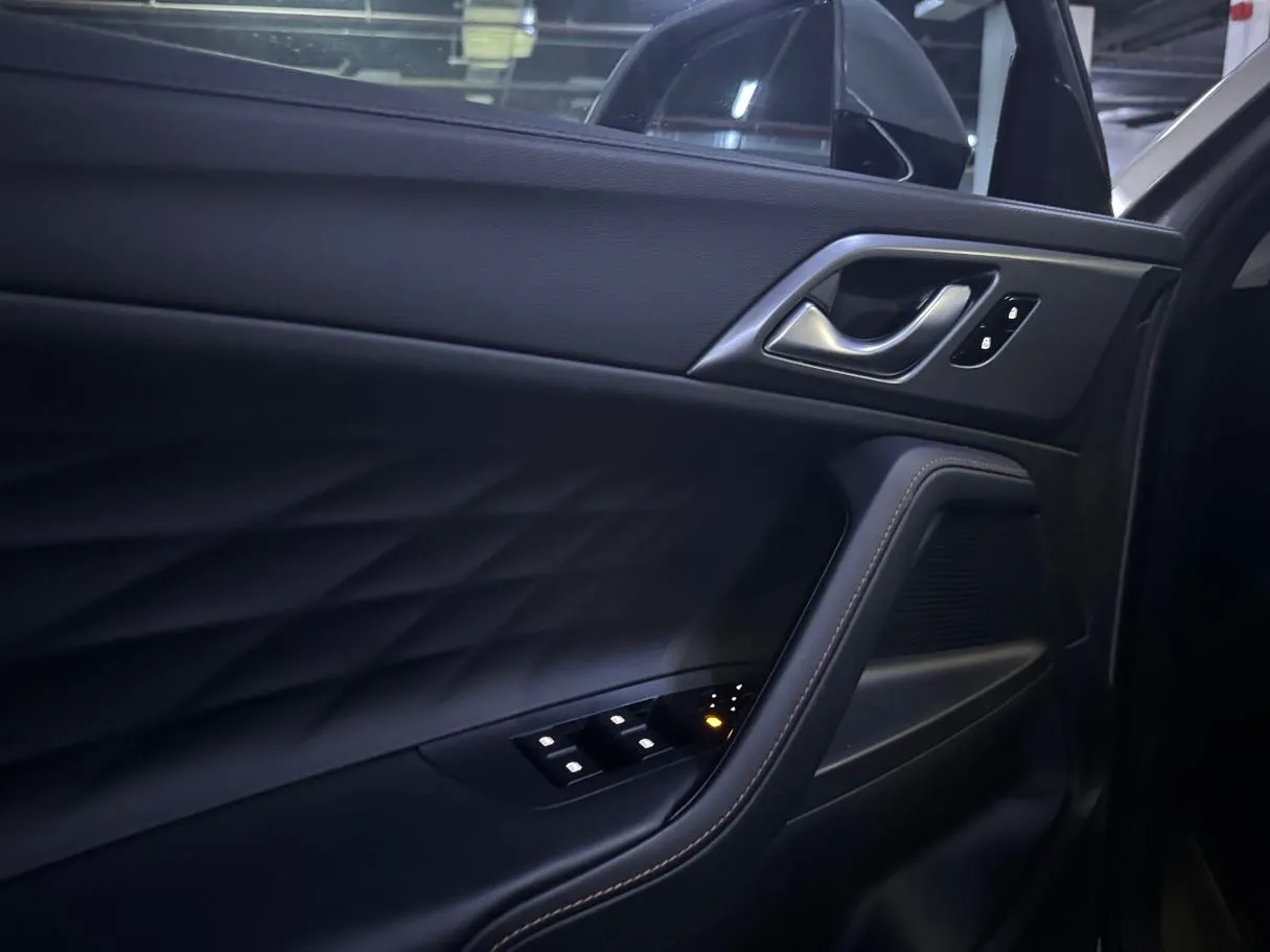 Car image 25