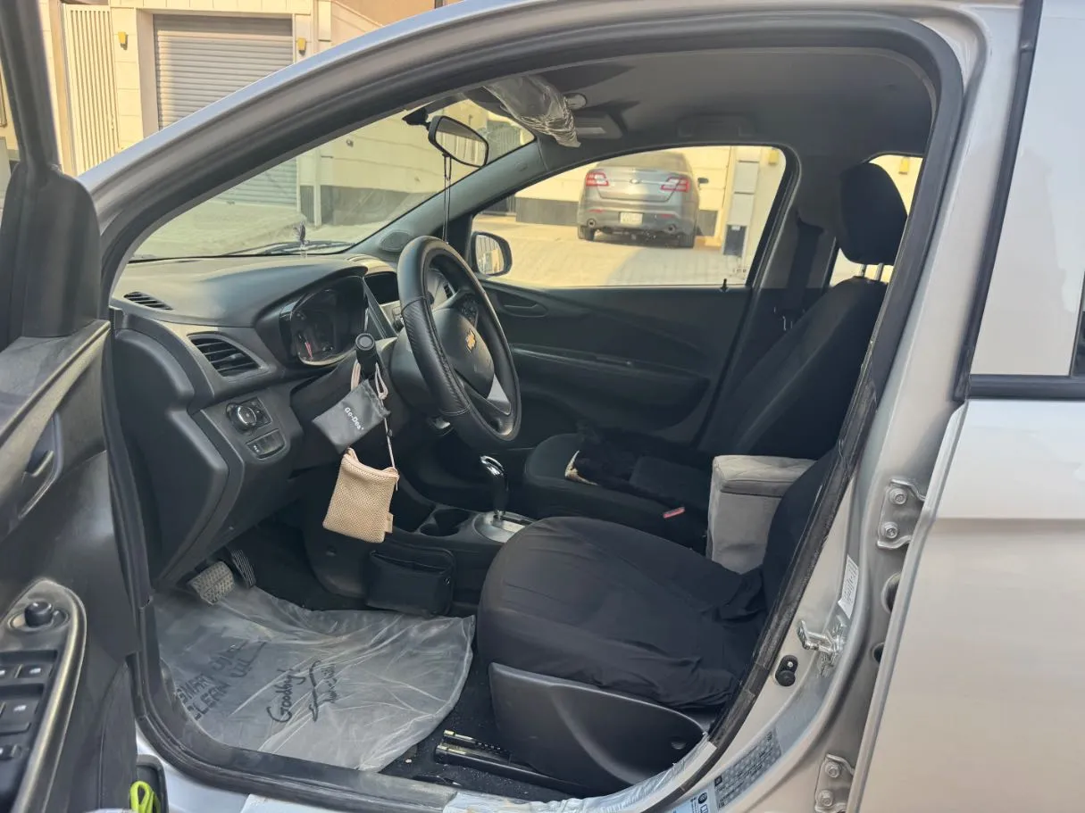Car image 12