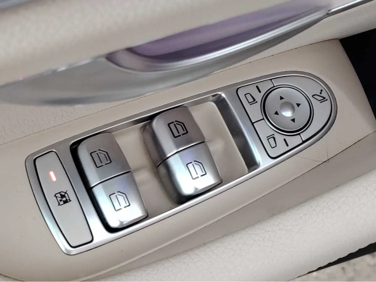 Car image 28