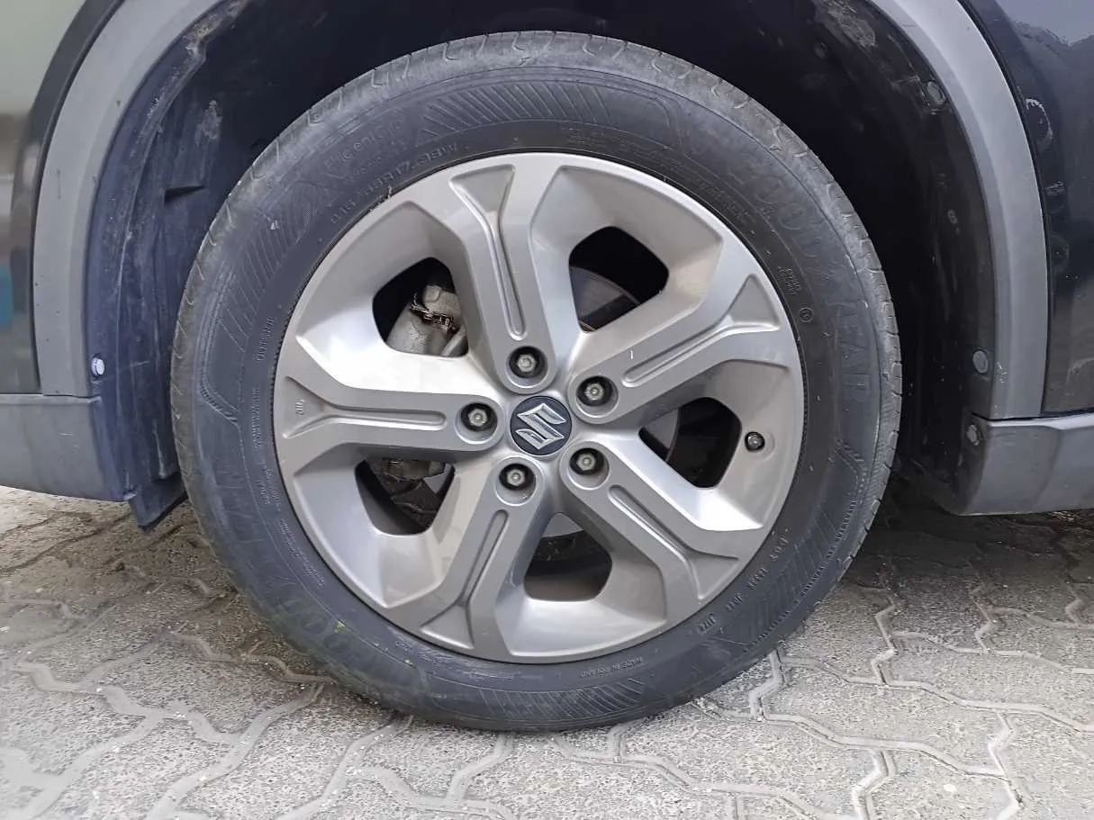 Car image 9