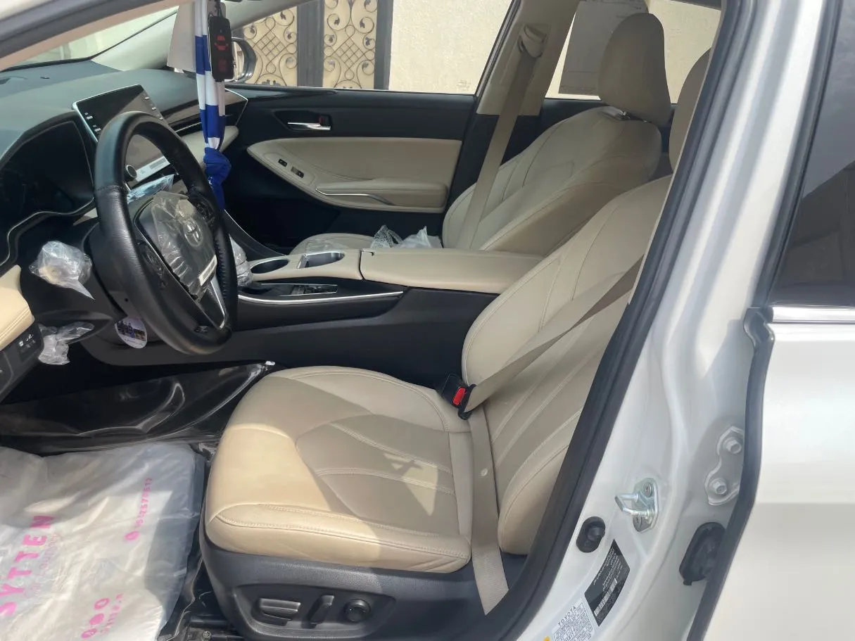 Car image 12