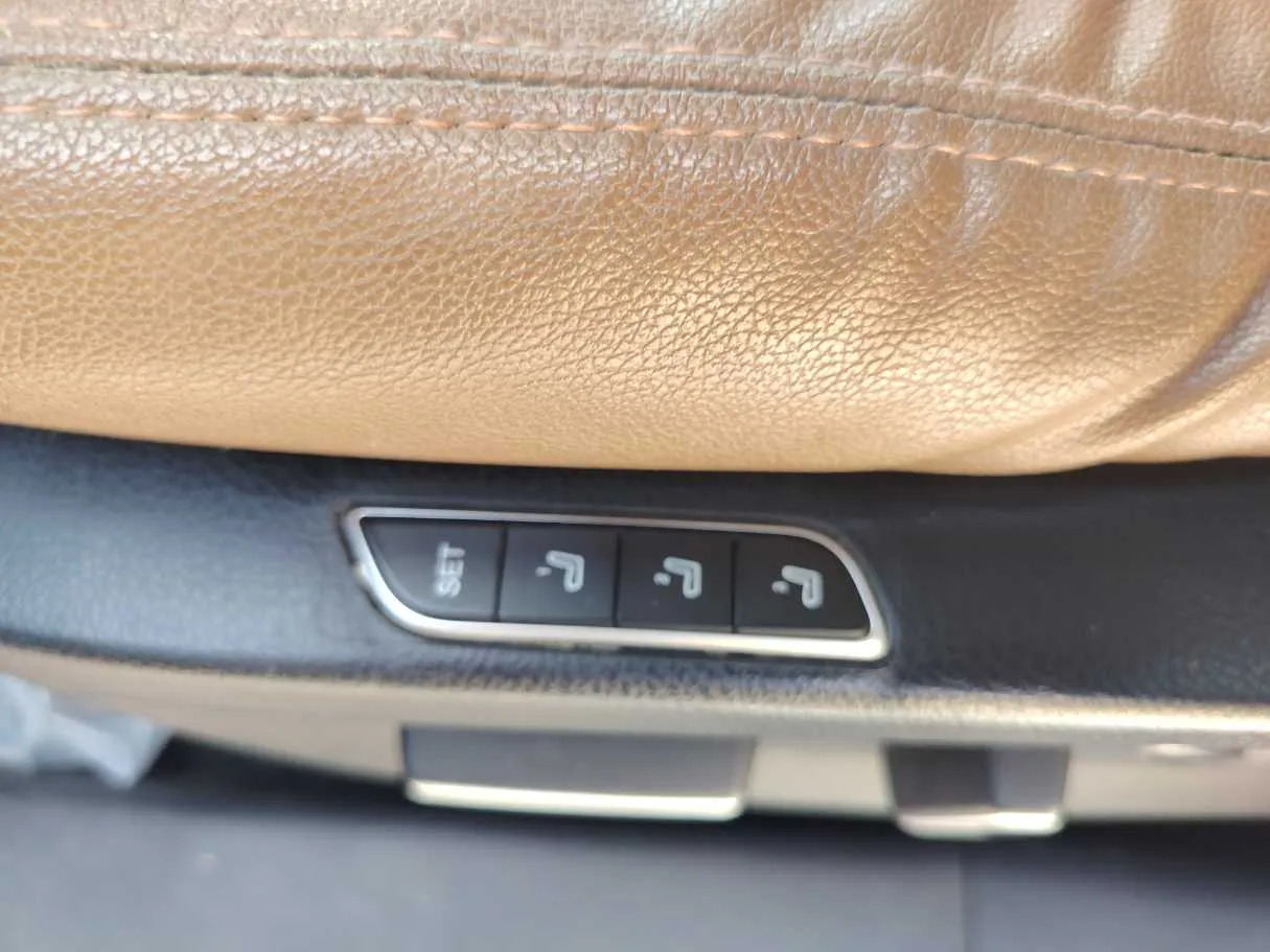 Car image 28