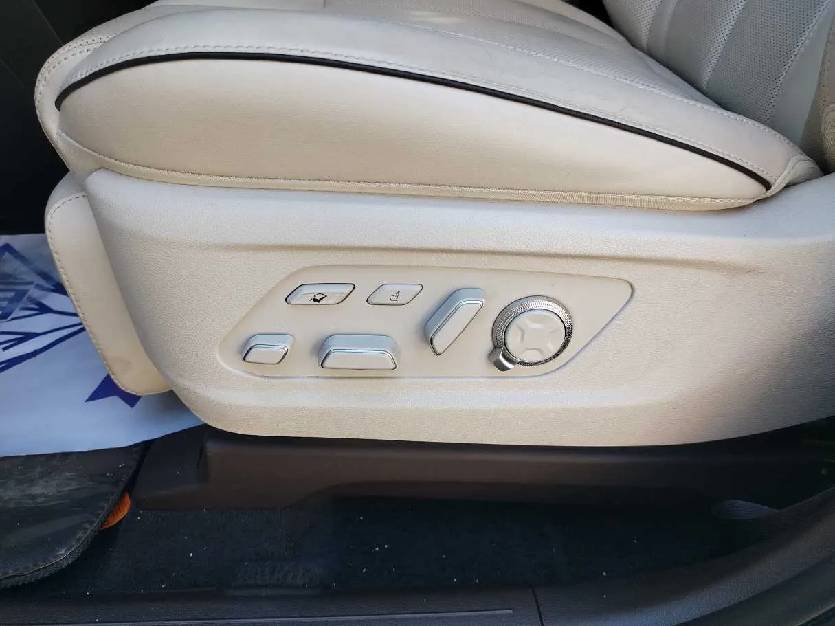 Car image 34