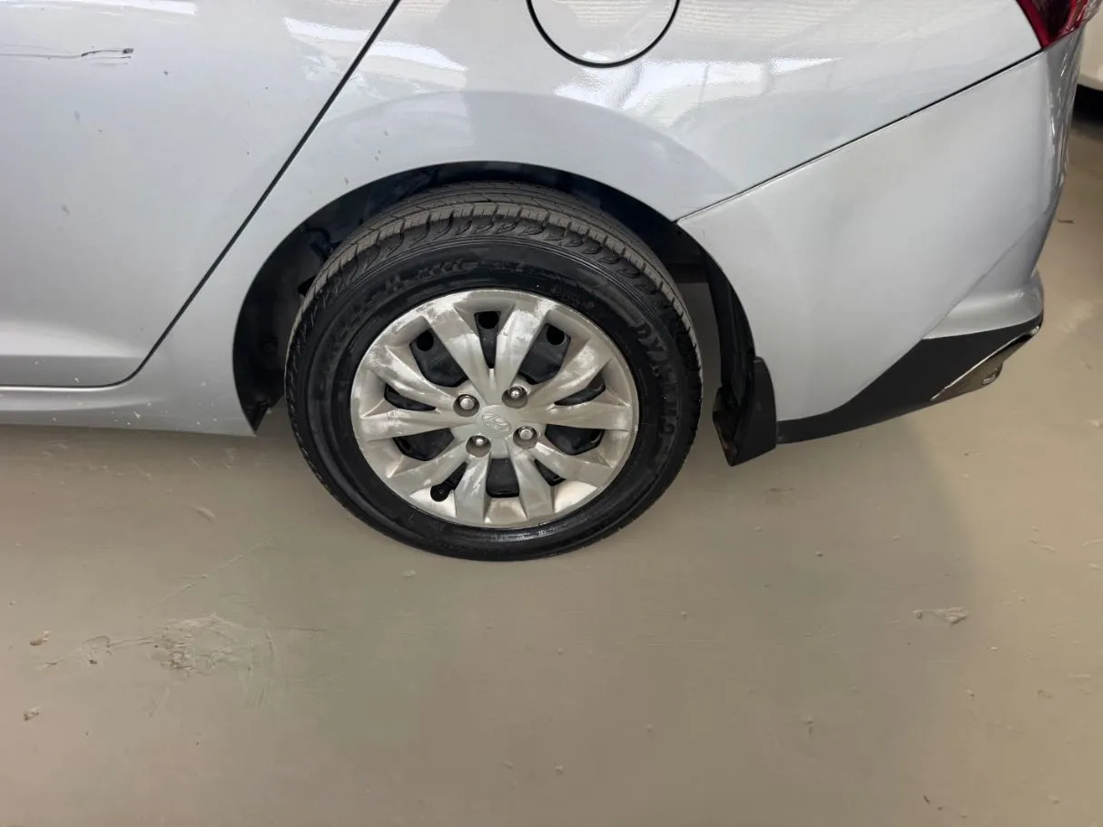 Car image 8