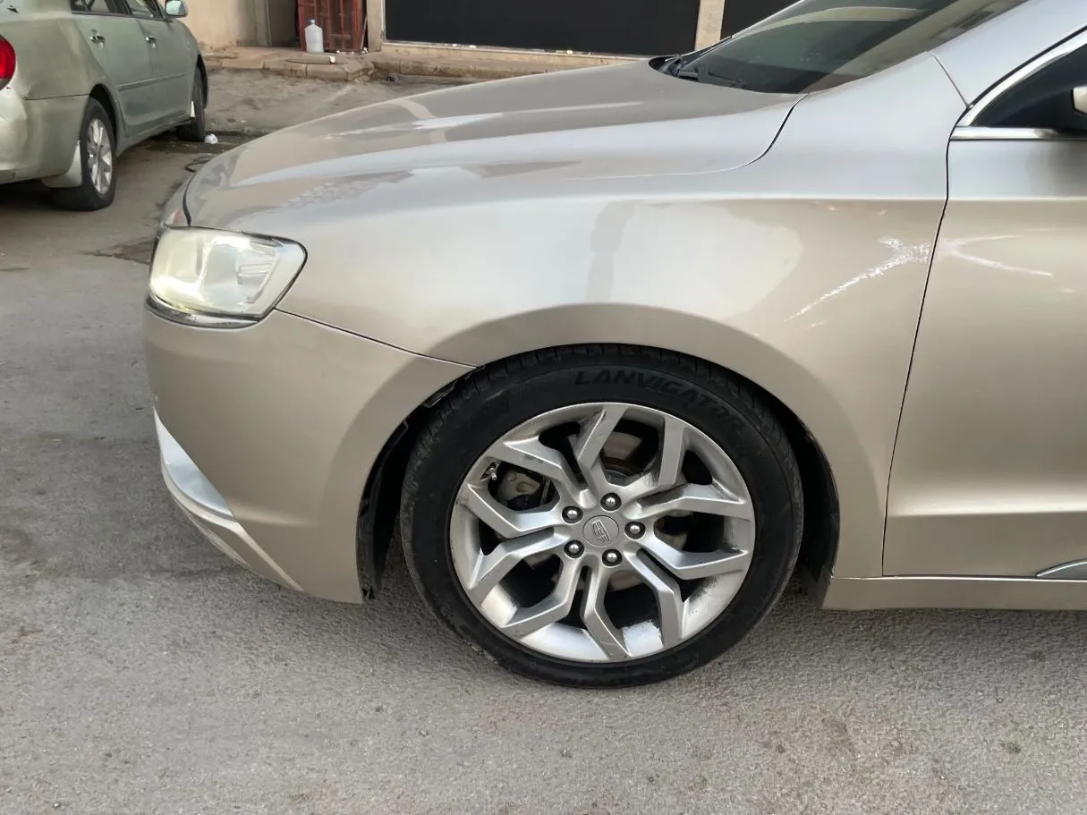 Car image 9