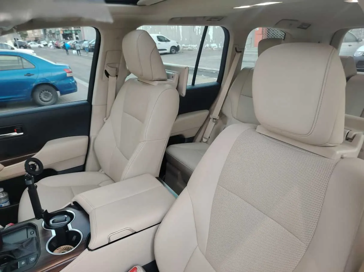 Car image 14