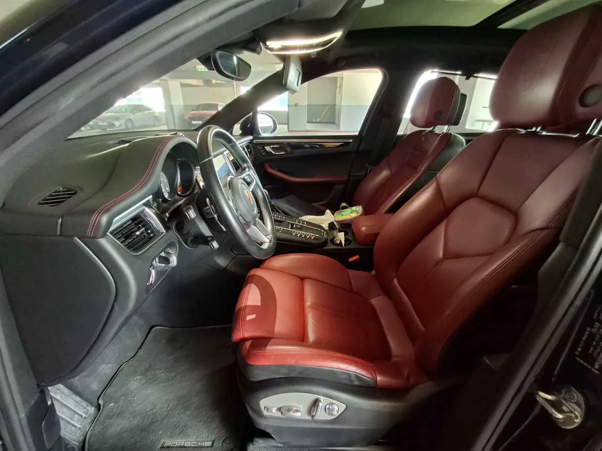 Car image 12