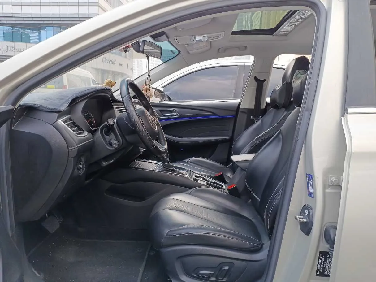 Car image 12