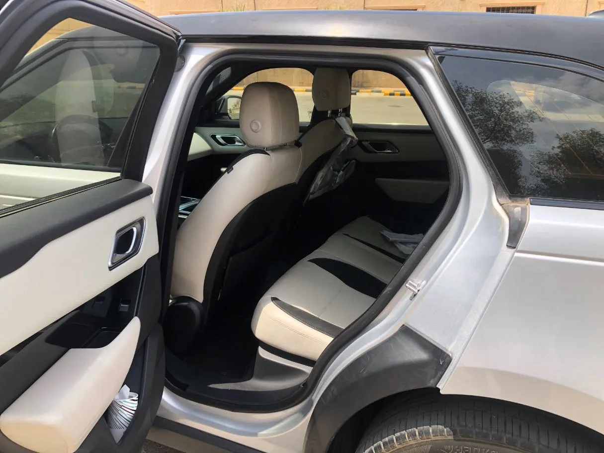 Car image 12