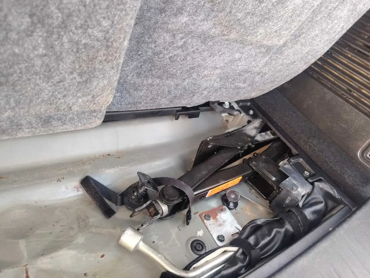 Car image 25