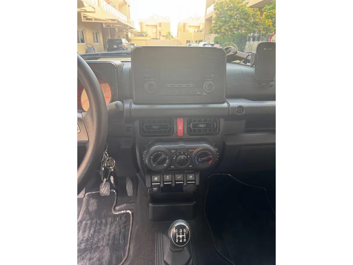 Car image 14