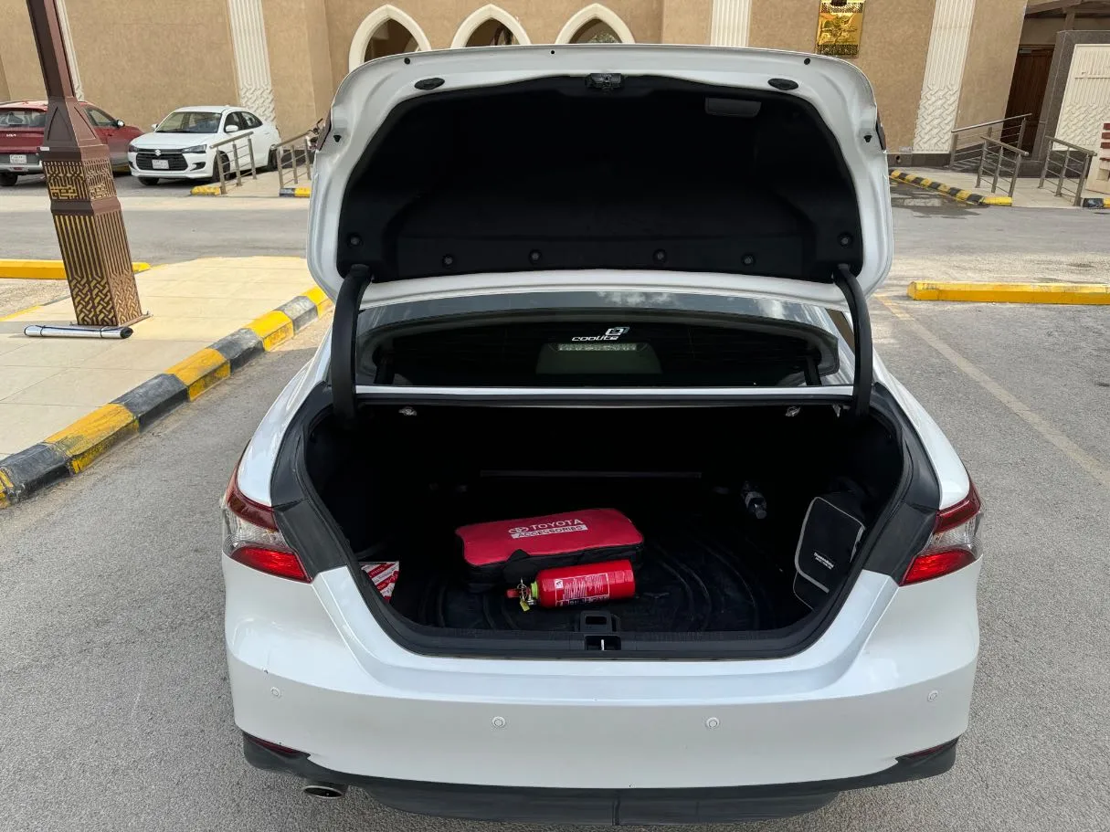 Car image 18