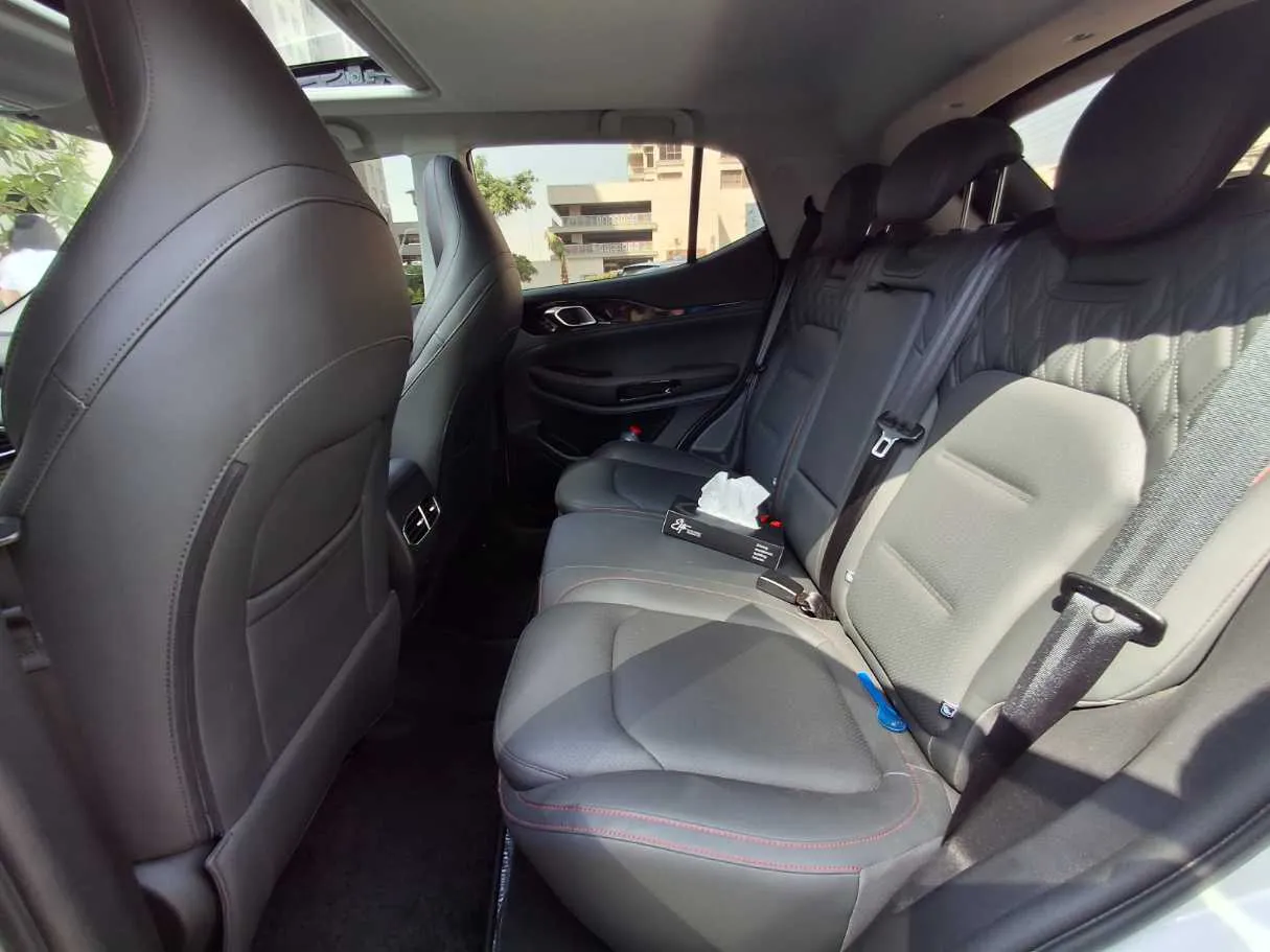 Car image 13