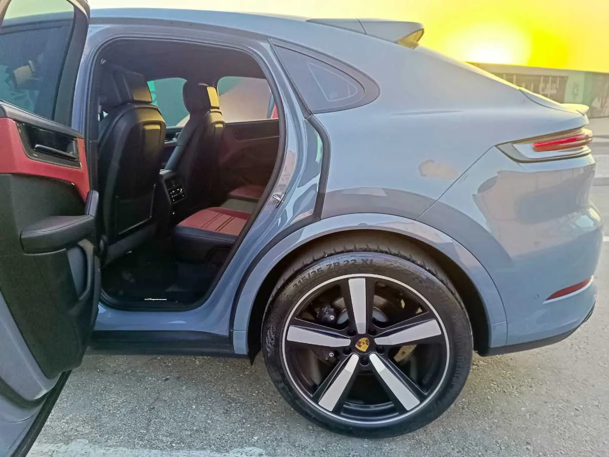 Car image 18
