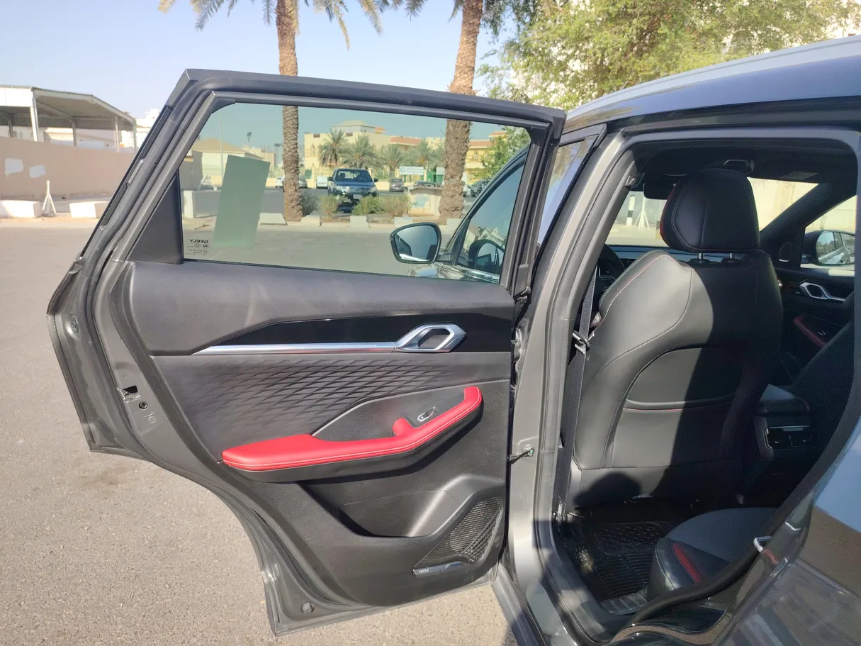 Car image 14