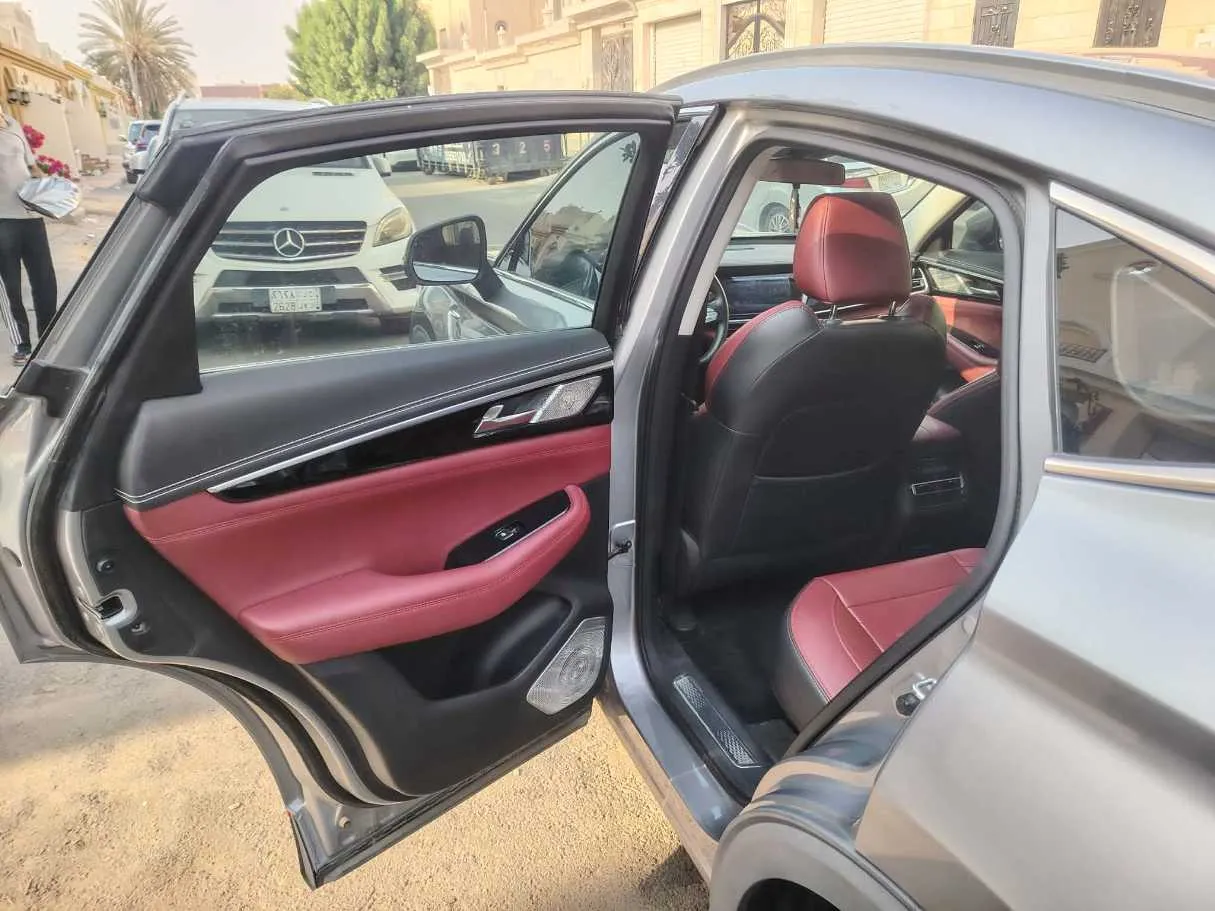 Car image 17