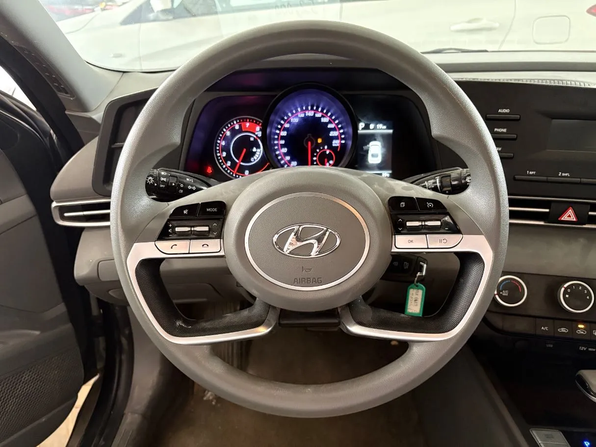 Car image 11