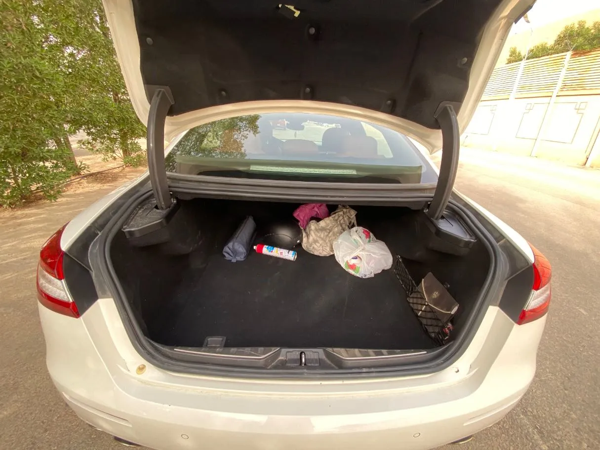 Car image 20