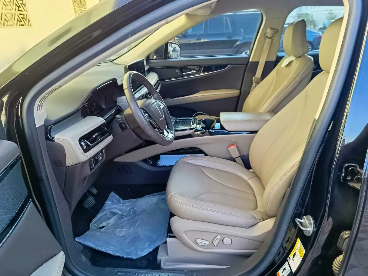 Car image 14