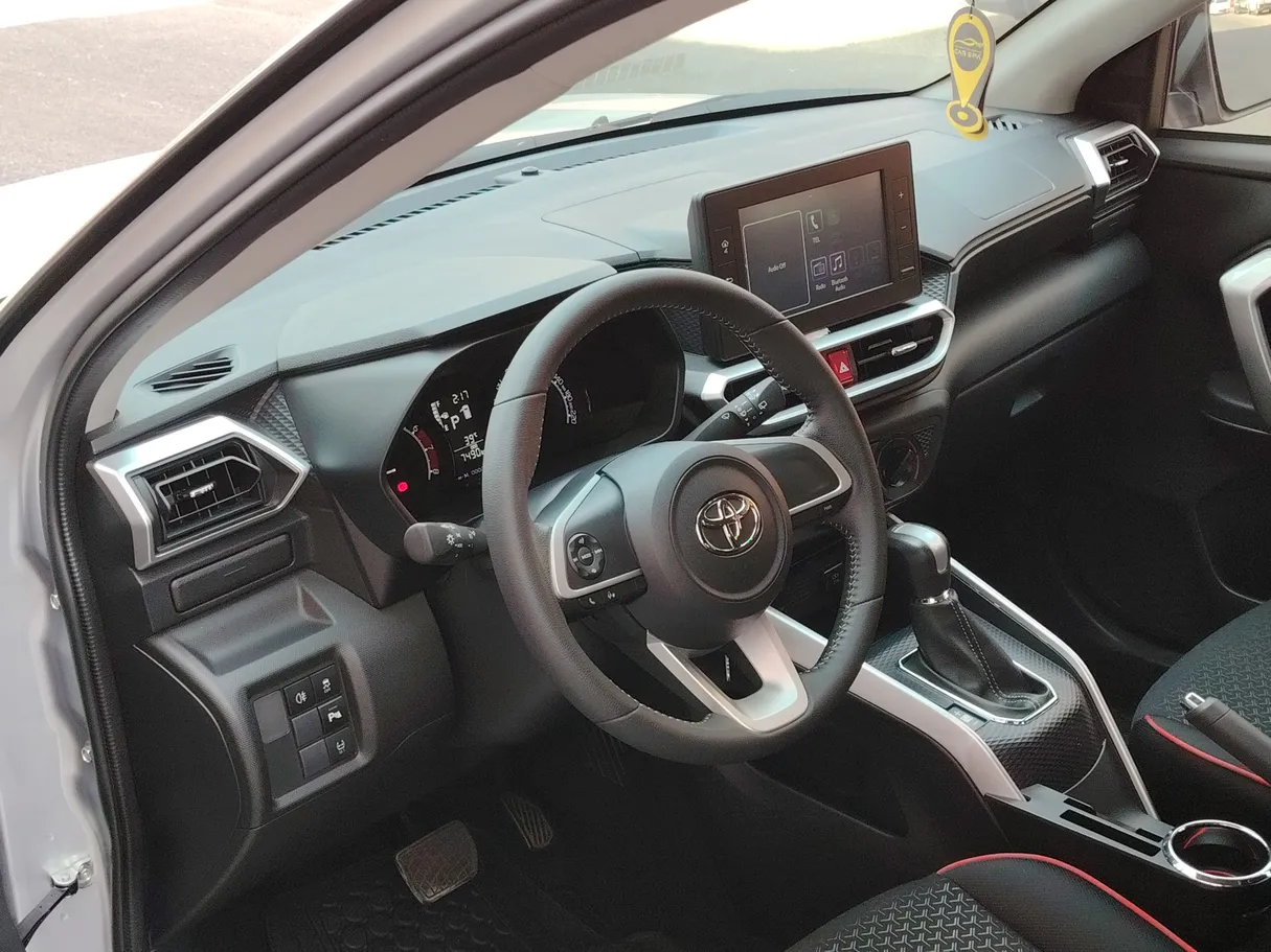 Car image 12