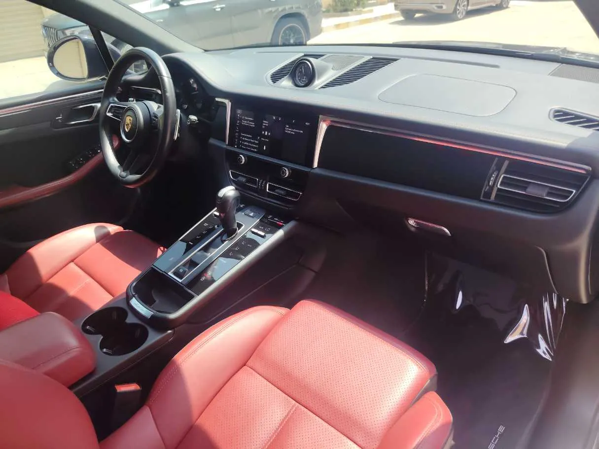 Car image 14