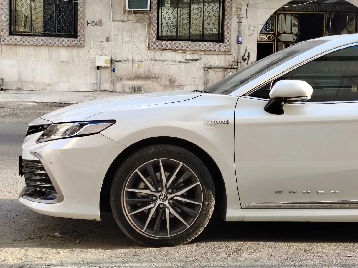 Car image 9
