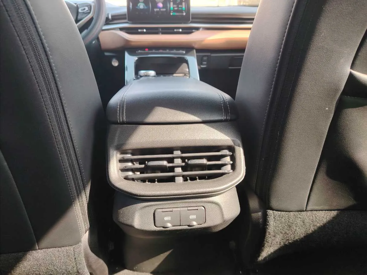 Car image 26