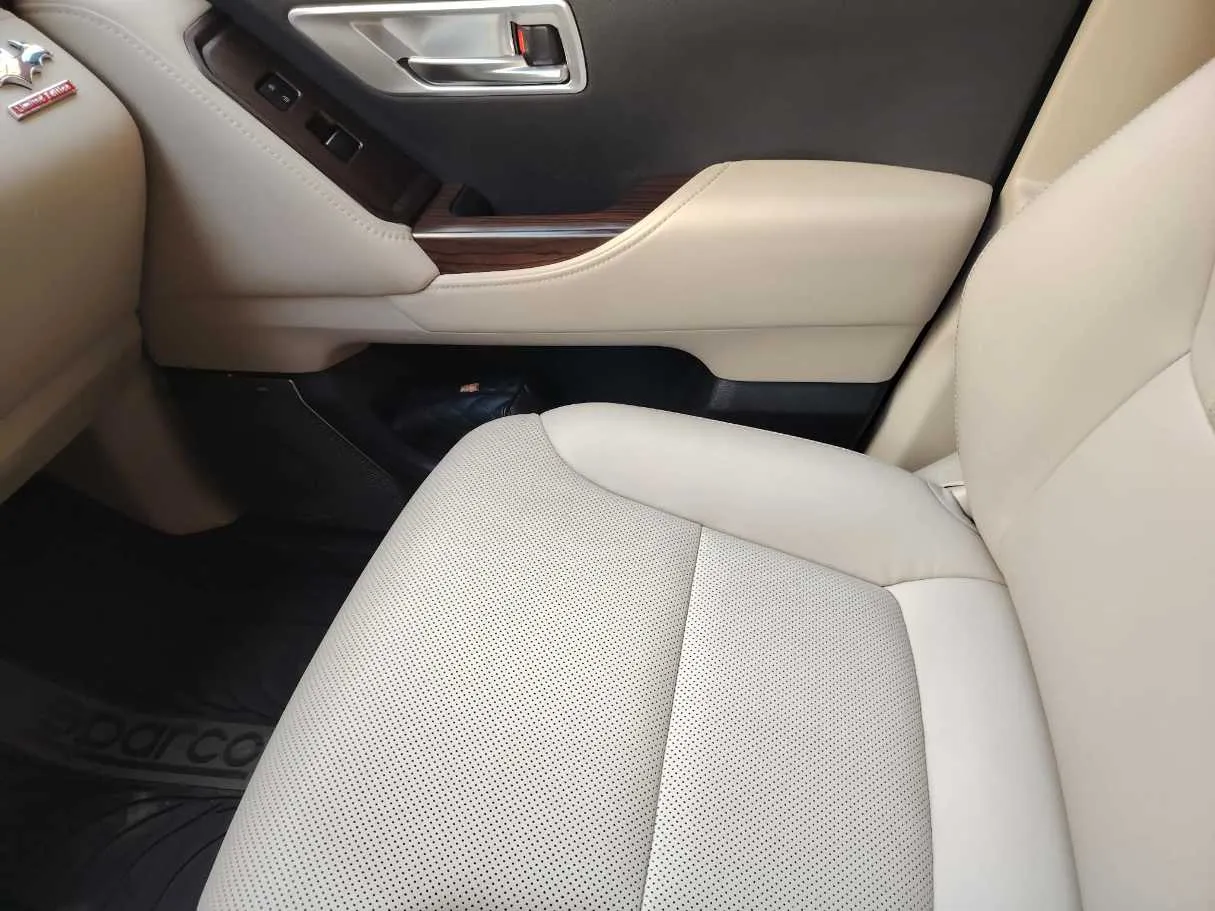 Car image 32