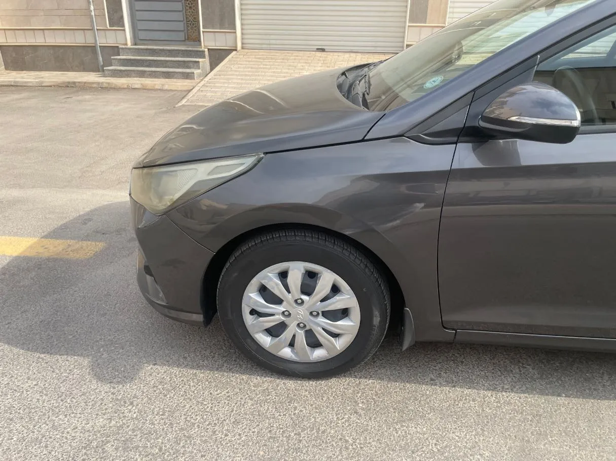 Car image 9