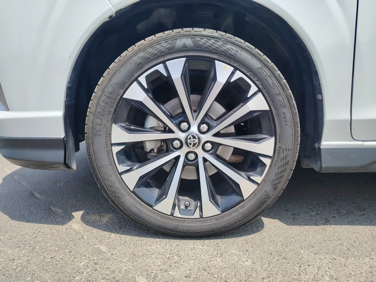 Car image 9