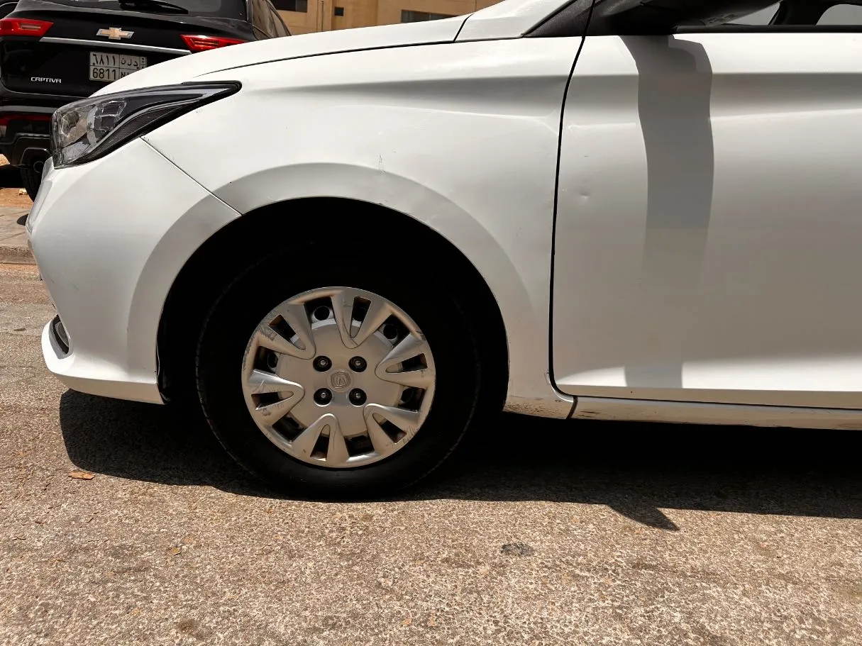 Car image 9