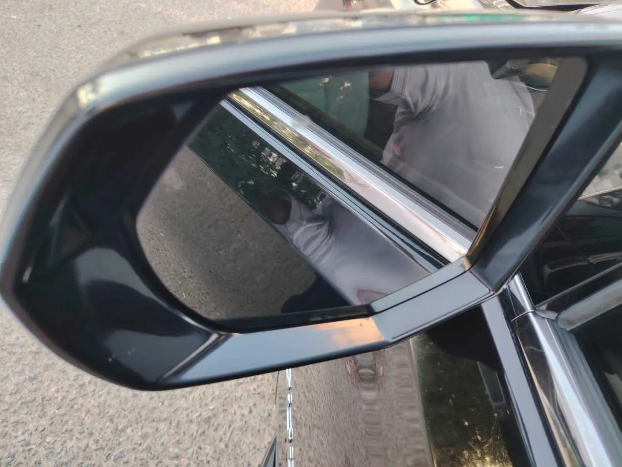 Car image 32