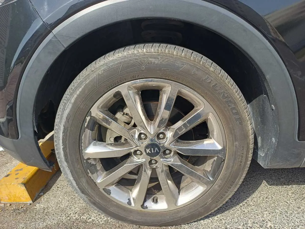 Car image 9