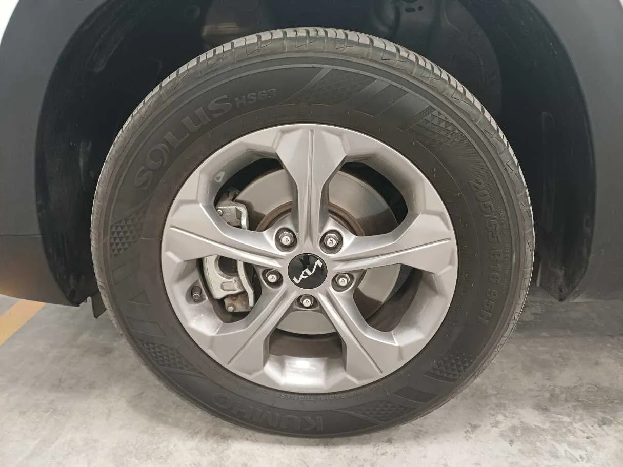 Car image 9