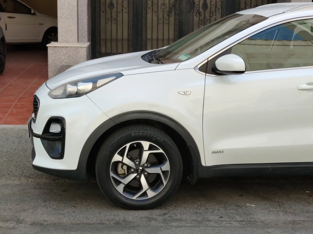 Car image 9