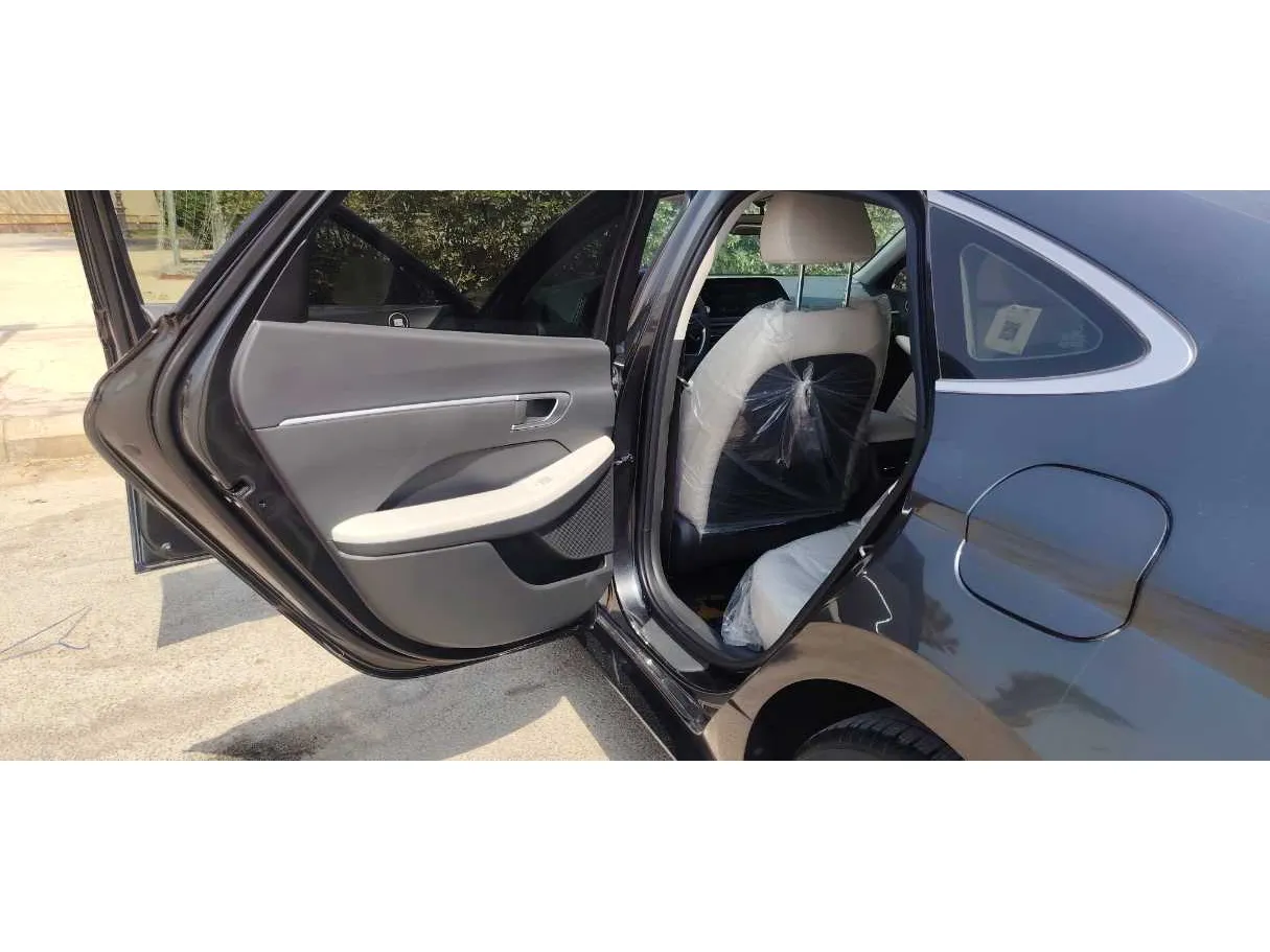 Car image 12