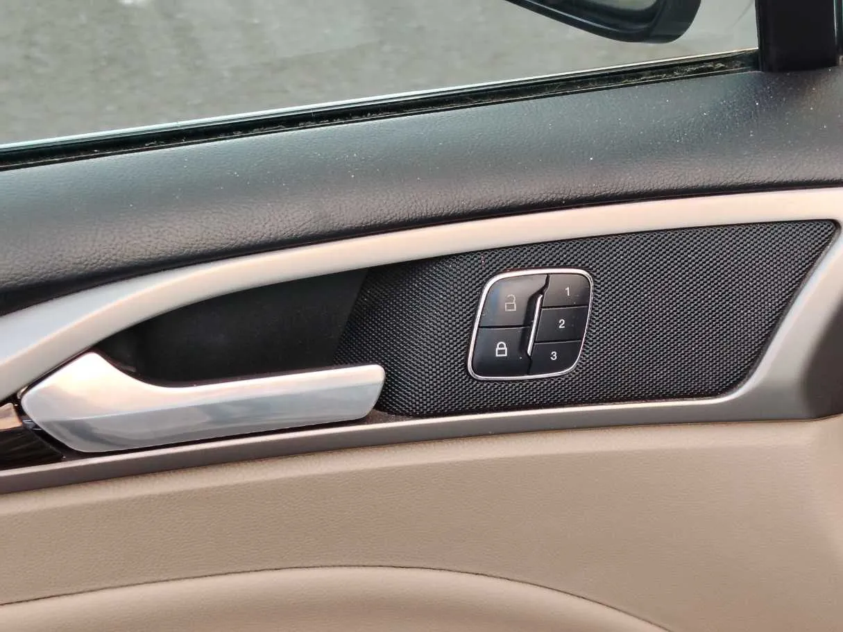 Car image 28